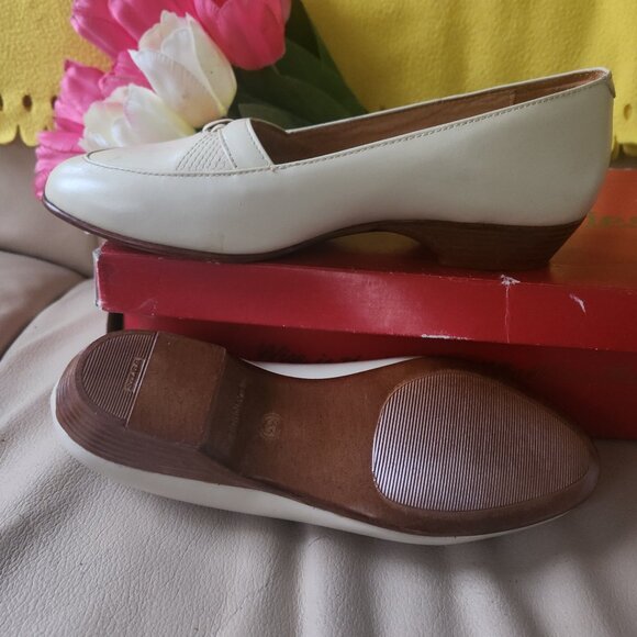 Brand New Beige Slip on 1" heel Made in Italy - Novita Sz 33 - Picture 2 of 3